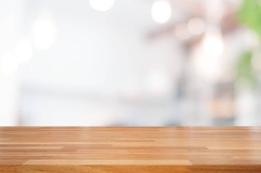 Boş ahşap masa ve arka planda kafe, üretimi bulanık insanlar
