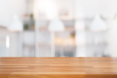 Boş ahşap masa ve yeşil ourdoor ile modern arka plan vie