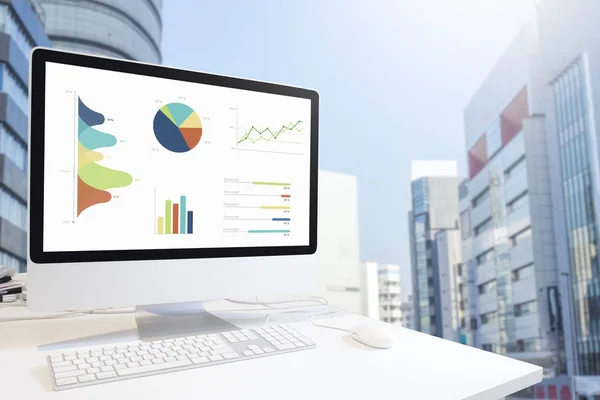 Computador Moderno Mostrando Gráficos Gráficos Diagramas Tela Contra Edifícios Modernos — Fotografia de Stock