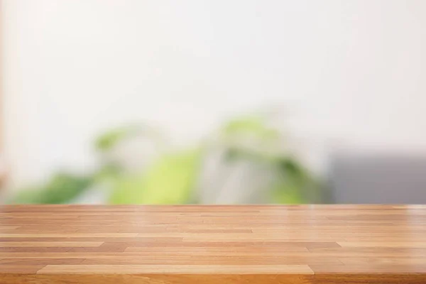 Mesa de madeira vazia com fundo da sala de estar — Fotografia de Stock