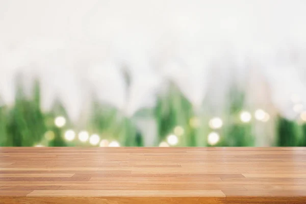 Prázdnou dřevěný stůl a zelené rostliny a kruh světla bokeh backg — Stock fotografie