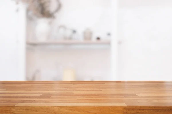 Meja kayu kosong dan latar belakang dapur modern dengan rak , — Stok Foto