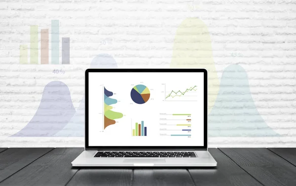 Laptop på träbord som visar diagram och diagram färgglada grafik — Stockfoto