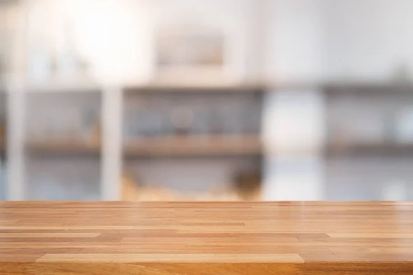 Leerer Holztisch und moderner Küchenhintergrund mit Regal, — Stockfoto