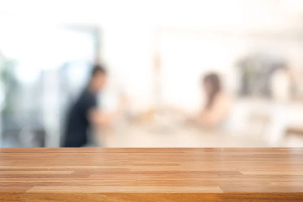 空の木製テーブルとカフェ背景にぼやけている人々 製品が表示されます 製品のモンタージュの準備ができて — ストック写真