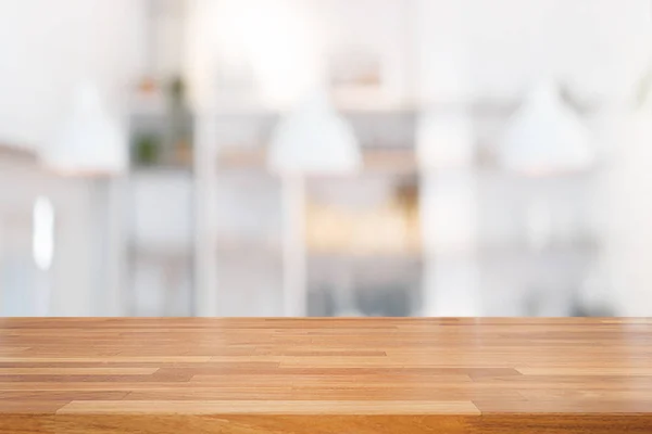 Meja kayu kosong dan latar belakang modern dengan vie pintu hijau — Stok Foto