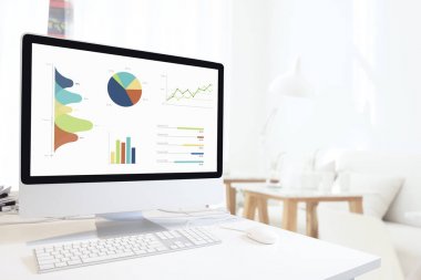 Klavye ve fare üstünde beyaz masa sandalye arka plan, analiz iş, istatistik kavramı ile modern ev karşı ekranda grafikler ve grafik gösteren ile modern bilgisayar.