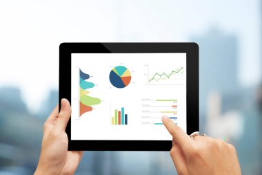 yakın çekim el modern tablet kullanarak grafikler ve grafik üzerinde scr gösterdi