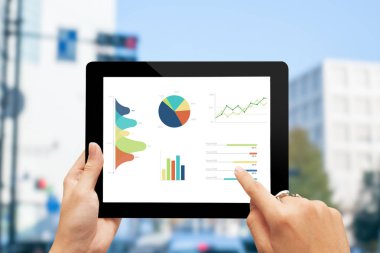 yakın çekim el modern tablet kullanarak grafikler ve grafik üzerinde scr gösterdi