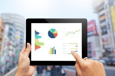yakın çekim el modern tablet kullanarak grafikler ve grafik üzerinde scr gösterdi