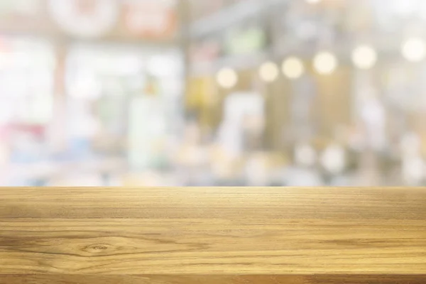 Mooie lege houten tafel en witte moderne keuken café backg — Stockfoto