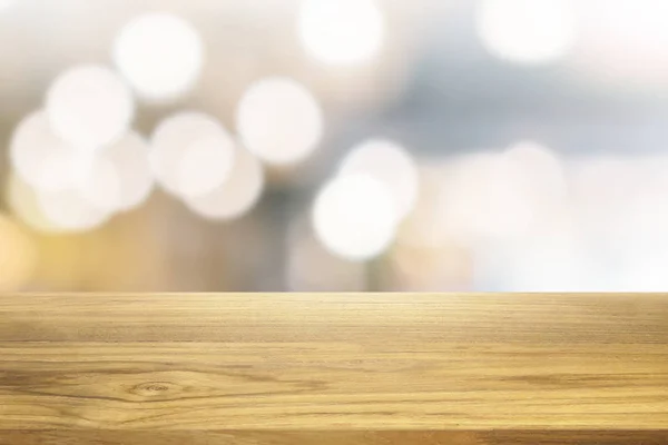 Piękny drewniany stół puste i biała kuchnia Nowoczesna kawiarnia liczby — Zdjęcie stockowe