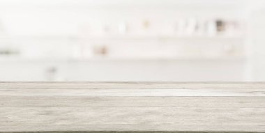 Boş ahşap ve masa soyut beyaz modern mutfak arka bahçesinde.