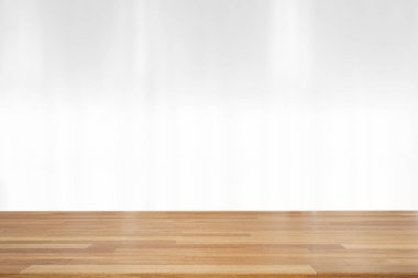 Güzel boş ahşap masa, beyaz, berrak, kapalı odanın arka tarafında.