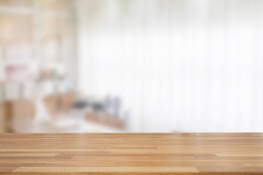 Güzel boş ahşap masa, beyaz, berrak, kapalı odanın arka tarafında.