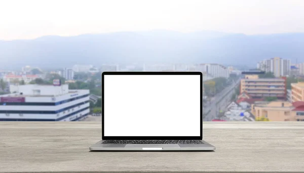 Laptop moderno na mesa de madeira mostrando gráficos e gráfico contra blu — Fotografia de Stock