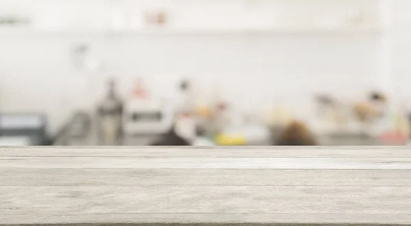 Leeres Holz und Tisch auf abstrakten weißen modernen Küchenhintergrund — Stockfoto