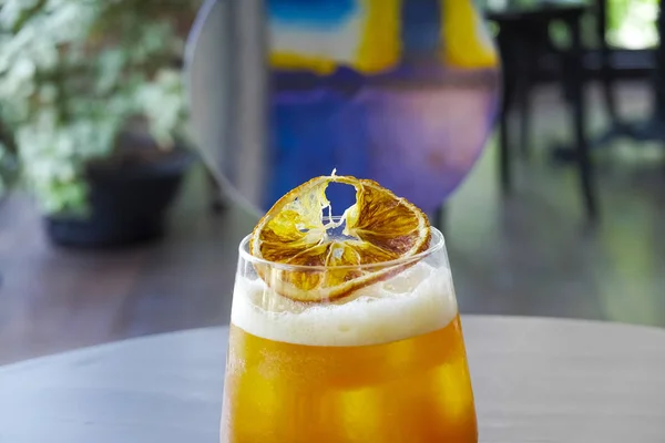 Close up de Iced Lemon Coffee Recipe na mesa no meio em c — Fotografia de Stock