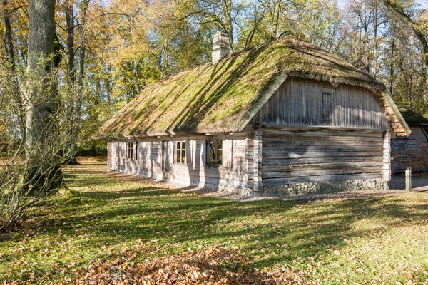 Landhaus mit Eichen — Stockfoto