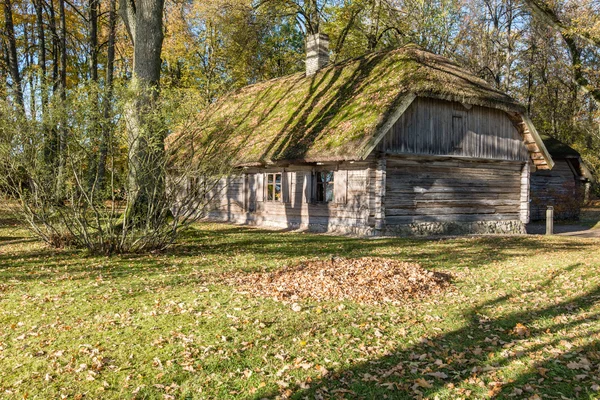 Country house with oak trees — Stock Photo, Image