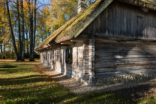 Casa di campagna con querce — Foto Stock