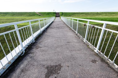 Perspektif metal asma yaya köprüsü üzerinde azalan rive