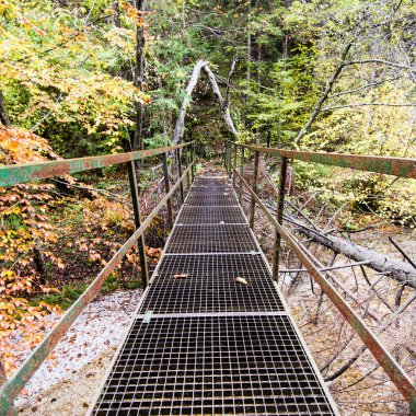 Perspektif metal asma yaya köprüsü üzerinde azalan rive