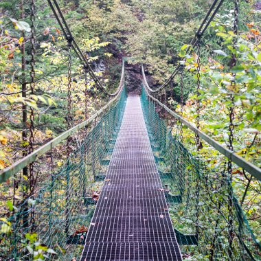Perspektif metal asma yaya köprüsü üzerinde azalan rive