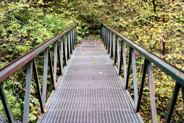 Schwindende Aussicht auf Metall-Hängebrücke über Fluss — Stockfoto