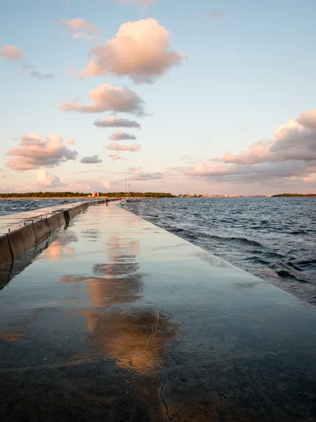 Волнолом в море — стоковое фото