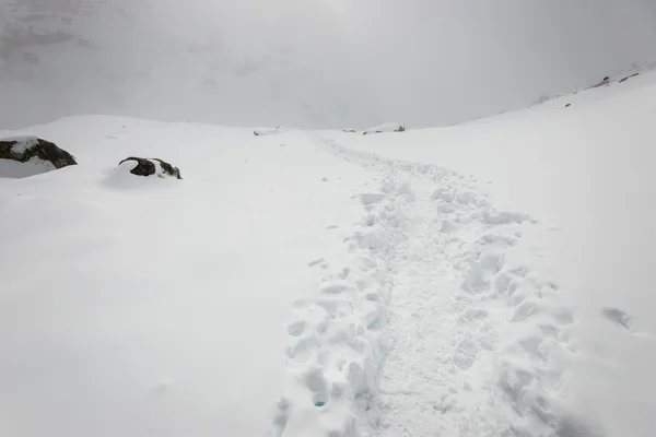 Cumes de montanha no inverno cobertos de neve — Fotografia de Stock