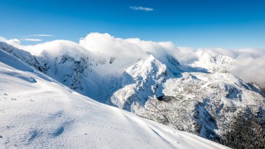 dağ başında kışın kar parlak güneş ve mavi ile kaplı