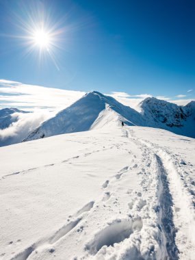 dağ başında kışın kar parlak güneş ve mavi ile kaplı