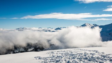 dağ başında kışın kar parlak güneş ve mavi ile kaplı
