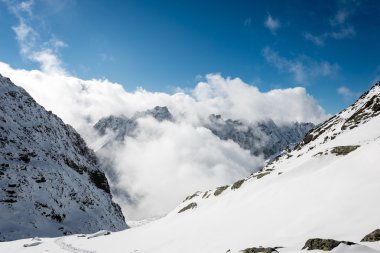 dağ başında kışın kar parlak güneş ve mavi ile kaplı