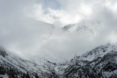 Kış karla kaplı dağ başında