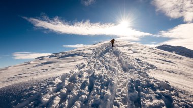 güneşli bir günde kar yüksek dağlarda zevk turist