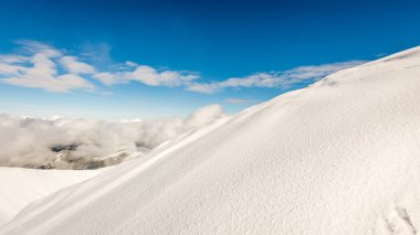dağ başında kışın kar parlak güneş ve mavi ile kaplı