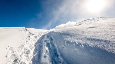 dağ başında kışın kar parlak güneş ve mavi ile kaplı