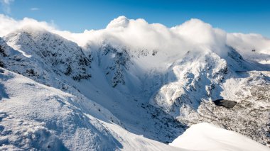 dağ başında kışın kar parlak güneş ve mavi ile kaplı