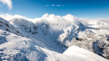 dağ başında kışın kar parlak güneş ve mavi ile kaplı
