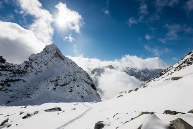 dağ başında kışın kar parlak güneş ve mavi ile kaplı