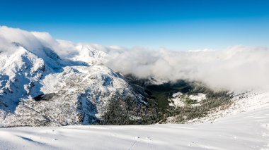 dağ başında kışın kar parlak güneş ve mavi ile kaplı
