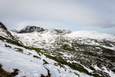 Kış karla kaplı dağ başında