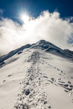 dağ başında kışın kar parlak güneş ve mavi ile kaplı