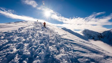 güneşli bir günde kar yüksek dağlarda zevk turist