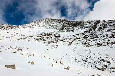 dağ başında kışın kar parlak güneş ve mavi ile kaplı