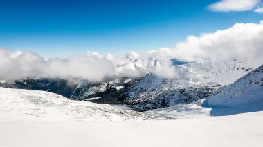 dağ başında kışın kar parlak güneş ve mavi ile kaplı