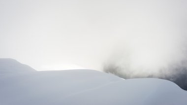 Kış karla kaplı dağ başında