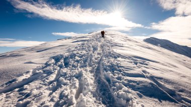 güneşli bir günde kar yüksek dağlarda zevk turist